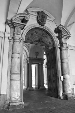 Eski anıtsal kapı mermerden yapılmış. Balck ve beyaz.