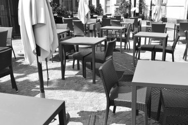 Bir İtalyan Restoran birçok sandalye ile bar ve boş tablolar. Siyah ve beyaz.