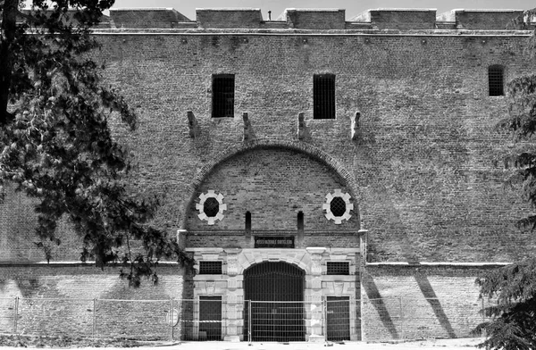 イタリアのトリノ城塞のメインの入り口 中心街の古代要塞 黒と白 — ストック写真