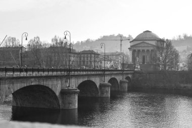 Gran Madre di Dio (Tanrı 'nın Annesi) kilisesi ve İtalya' nın Torino kentindeki Po nehri üzerindeki Vittorio Emanuele I köprüsü. Siyah ve beyaz.