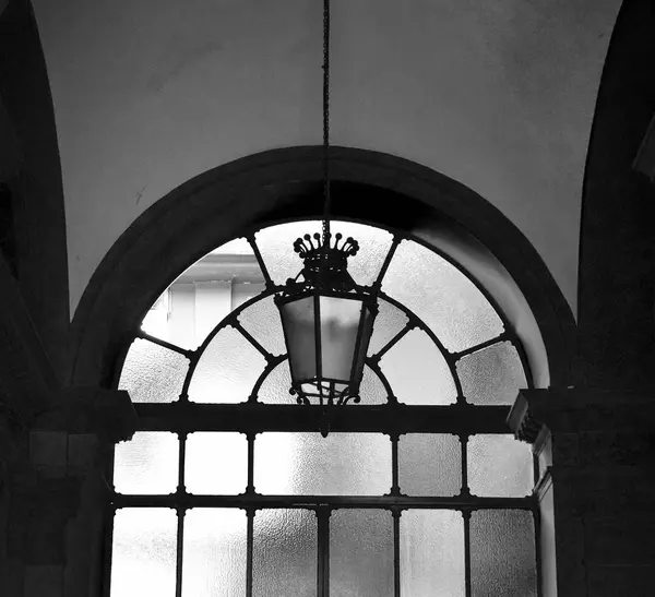 Antigo Vitral Com Uma Lanterna Num Edifício Antigo Preto Branco — Fotografia de Stock