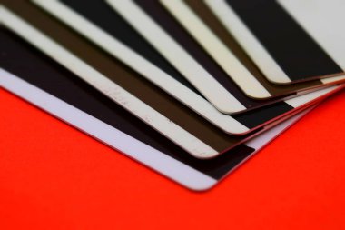 Manyetik kart kırmızı zemin üzerine. Uygulanan tilt-shift efekti.