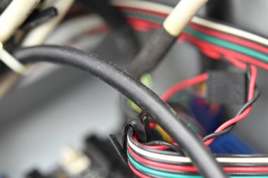 Bilgisayarın kabloları kırmızı ve siyah