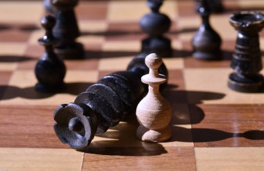 Mat ederek bir piyon kraldır