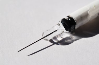 Beyaz arka plan üzerinde iğne ile bir şırınga