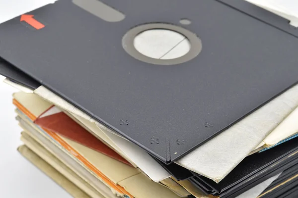 Tumpukan Disket Floppy Inci Yang Sangat Tua Pada Latar Belakang — Stok Foto