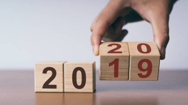 Yeni yıl 2019 2020 kavramı için Değiştir, Değiştir ahşap küpleri el