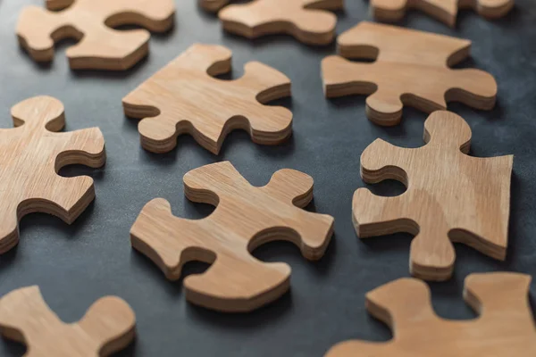 Ahşap puzzle parçaları, iş kavramı