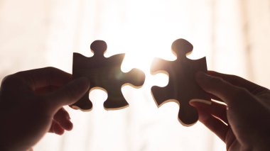 İki el çift ahşap bağlanmaya çalışıyor parça puzzle. Dernek ve bağlantısı, iş stratejisi kavramı.