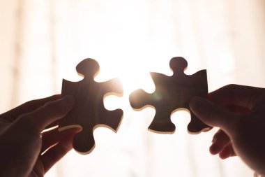 İki el çift ahşap bağlanmaya çalışıyor parça puzzle. Dernek ve bağlantısı, iş stratejisi kavramı.
