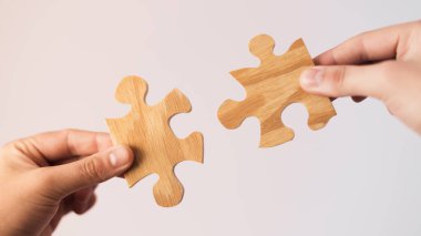 İki el çift ahşap bağlanmaya çalışıyor parça puzzle. Dernek ve bağlantısı, iş stratejisi kavramı.