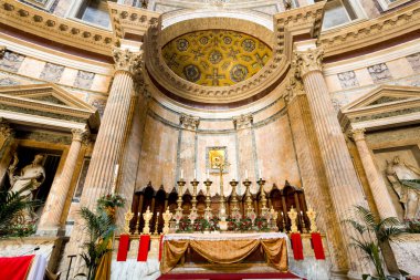 Roma, İtalya - 23 Mayıs 2010: Roma, İtalya 'da panteonun içi. 126 reklamda inşa edildi.