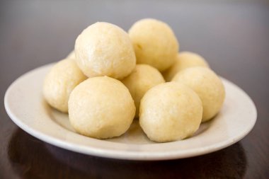 Malezya, Malezya 'da yerel bir spesiyalite olan bir tabağa yerleştirilmiş lezzetli el yapımı tavuklu pirinç topları..