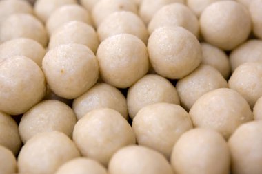 Malezya, Malezya 'da yerel bir spesiyalite olan bir tabağa yerleştirilmiş lezzetli el yapımı tavuklu pirinç topları..