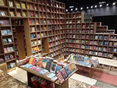 Kuala Lumpur, Malezya - 3 Mart 2025: Yenilikçi ahşap raflar Kuala Lumpur 'da canlı bir kitapçı olan BookXcess Rex KL' nin içini doldurarak kitap severlerin keşfetmesi için davetkar bir ortam yarattı.