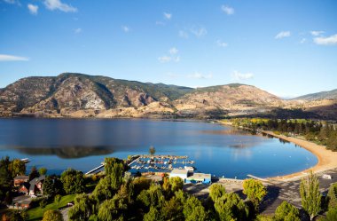 Penticton, British Columbia, Kanada 'daki Okanagan Vadisi' nde bulunan Skaha Gölü ve Skaha Sahili manzarası.