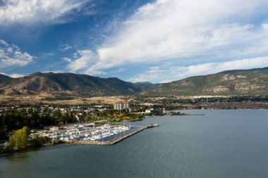 Kanada 'nın Britanya Kolumbiyası' ndaki Okanagan Vadisi 'ndeki Okanagan Gölü' nün güney tarafında yer alan Penticton şehrinin manzarası.