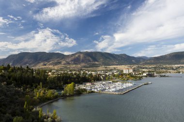 Kanada 'nın Britanya Kolumbiyası' ndaki Okanagan Vadisi 'ndeki Okanagan Gölü' nün güney tarafında yer alan Penticton şehrinin manzarası.