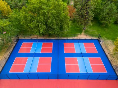Yukarıdan drone hava görüntüsü gösteriler renkli picleball ve tenis kortları yukarıdan spor yüzeyi.