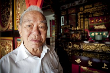 Georgetown, Penang, Malezya - 25 Eylül 2010: Penang Adası 'ndaki Georgetown' daki Çin Tapınağı 'nda yaşlı bir adam. Penang, UNESCO 'nun Dünya Mirası Listesi.