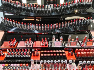 Kuala Lumpur, Malezya - 3 Mart 2025: Dior rujunun çeşitli tonları, Kuala Lumpur Uluslararası Havalimanı 'ndaki gümrüksüz kozmetik mağazasında müşterileri bekliyor.