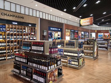 Kuala Lumpur, Malezya - 1 Mart 2025: Kamboçya 'daki Phnom Penh Uluslararası Havalimanı' nda çeşitli alkol, içki ve tütün ürünleri satan bir perakende mağazasının içi.