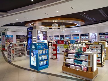 Kuala Lumpur, Malezya - 1 Mart 2025: Kuala Lumpur havaalanının kalkış terminalinde gezginler için çok çeşitli lüks parfüm ve kozmetik ürünleri sunan canlı bir perakende mağazası.