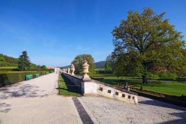 Güzel bahçe Cesky Krumlov castle, Çek Cumhuriyeti. Bahar. Güneşli sabah. Geniş açı lens ile seçici odak.
