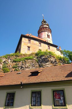 Cesky Krumlov bir tepe üzerinde kale. Sokakta kalenin altında görüntüleyin. Çek Cumhuriyeti.