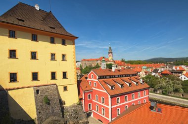 Kalenin Cesky Krumlov Cesky Krumlov ve Vltava Nehri'nin tarihi bölümü Panoraması. Bahar sabahı görüntüleyin. Çek Cumhuriyeti.