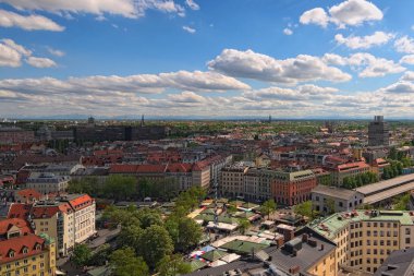 Münih, Almanya-Nisan 30, 2018: Antik Viktualienmarkt için görünümdür günlük gıda pazarı ve Münih in merkezi bir Meydanı. Bavyera.