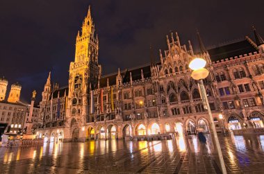 Münih, Almanya-Nisan 30, 2018: Akşam sahne Marienplatz bahar yağmur sonra yeni Belediye Binası.