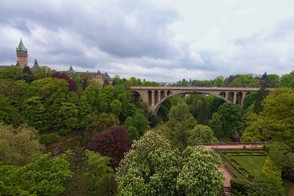 Jardim Ponte Adolphe Sobre Vale Petrusse Cidade Luxemburgo Primavera Paisagem — Fotografia de Stock