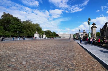 Brussels, Belçika-01 Mayıs, 2018: sağ tarafta ve Brüksel Parkı (Parc de Bruxelles) Place des Palais olduğu Kraliyet Sarayı (Palais de Bruxelles) arasında antik cadde sol tarafında. 