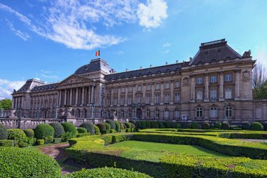 Merkezi Brüksel ' deki Royal Palace (Palais de Bruxelles) Place des Palais görüntüleyin. Güneşli bir bahar günü. Brussels, Belçika. 