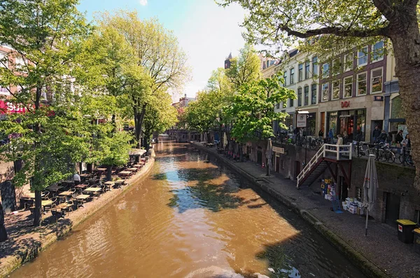 Utrecht, Hollanda-02 Mayıs, 2018: Oudegracht (eski kanal) yeşil su çevresi ile ve onunla Utrecht merkezi geleneksel renkli evlerde yansıtıyordu. Bahar günü görüntüleyin.