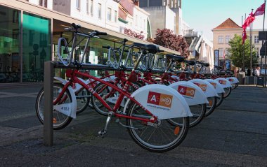 Antwerp, Belçika-Mayıs 02, 2018: Bisiklet Kiralama bölge Anvers tarihi bölümünde. Güneşli bahar günü.