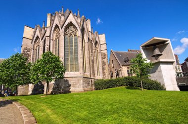 Gent, Belçika şehrin tarihi bölümünde Saint Nicholas Kilisesi'nin güzel manzara. Güneşli bir bahar günü. Geniş açı lens ile seçici odak.