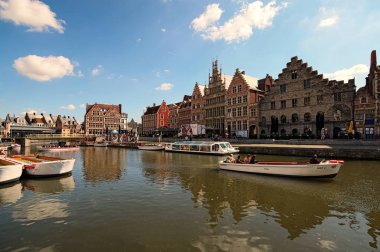 Ghent, Belçika-Mayıs 03, 2018: Satır boyunca Lys Nehri üzerinde yüzen turist tekneleri ortaçağ binaları (Hollandaca: Leie). Bahar sabah Peyzaj fotoğraf.