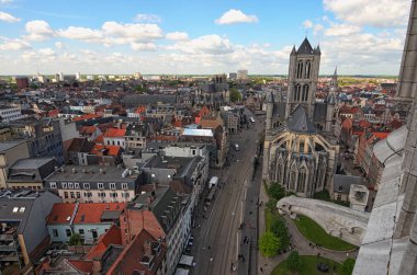 Ghent, Belçika - 03 Mayıs 2018: Ghent Belfry üzerinden hava görünümü. Güzel ortaçağ binaları ve Saint Nicholas Kilisesi. Bahar manzara fotoğraf. Geniş açı lens ile seçici odak.
