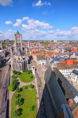 Ghent Belfry üzerinden hava görünümünü. Aziz Nicholas Kilisesi ve güzel ortaçağ binaları. Bahar manzara fotoğraf. Geniş açı lens ile seçici odak.