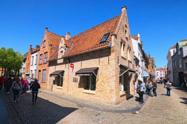 Bruges, Belçika-Mayıs 03, 2018: Bruges eski kasaba geleneksel evlerde yoIda. Turistler kentin tarihi mekanları ziyaret ediyor