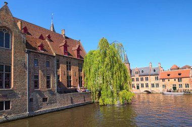 Bruges, Belçika-Mayıs 03, 2018: Ücretsiz turist tekne turist bekliyor. Güzel kanal ve Bruges Şehir eski, geleneksel evleri (Hollandaca: Brugge).