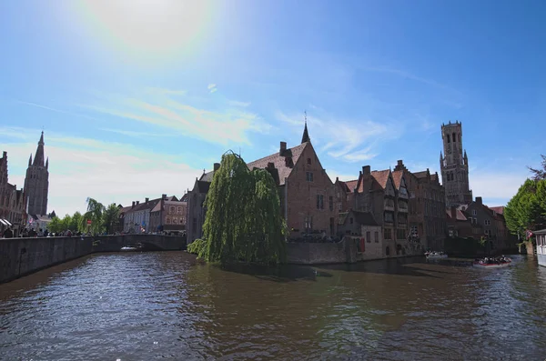 Bruges, Belgique-03 mai 2018 : Canal de Bruges et célèbre tour du Beffroi en arrière-plan par une belle journée de printemps — Photo