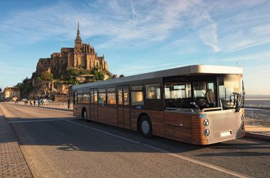 Bir güzel bahar sabahı antik Mont Saint Michele manastırda Panoraması. Özel otobüs ilk turistler için Abbey getirdim. Normandy, Fransa.