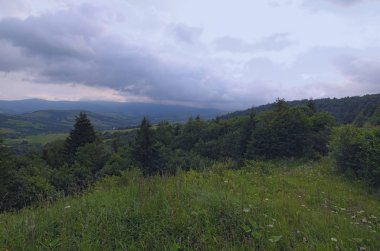 Ukrainan Karpat çarpıcı dağ manzarası. Verecke Pass tepesinden görüntüleyin. Bulutlu yaz günü. Zakarpatska oblast, Ukraine.