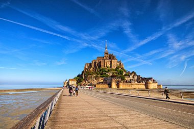 Mont Saint Michel manastırına giden yol. Turistler Manastırına gidiyoruz. Fransa en ünlü turistik biridir. Manzara fotoğraf gündoğumu sırasında. Normandy, Fransa.