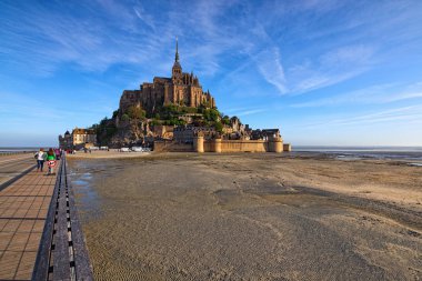 Mont Saint Michel peyzaj çarpıcı. Bahar sabah şaşırtıcı Mont Saint Michel manastırına görünümünü. Fransa en ünlü turistik biridir. Normandy, Fransa.