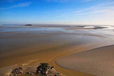Mont Saint-Michel Manastırı önünde düşük tide. İnanılmaz landmark. Güneşli bahar sabah bakış. Normandy, Fransa, Europe.