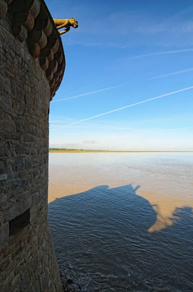 Cień Wieży Obrony Wodzie Abbey Mont Saint Michel Wiosnę Krajobraz — Zdjęcie stockowe